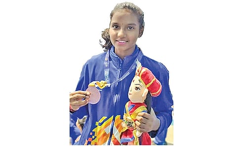 கேலோ இந்தியா மல்லர் கம்பம் போட்டியில் பதக்கம் வென்று புதுச்சேரி ஓவியா சாதனை
