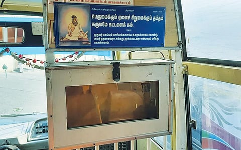 அரசு பேருந்தில் காட்சி பொருளாக உள்ள முதலுதவி சிகிச்சை பெட்டி. படம்:இரா.தினேஷ்குமார்.