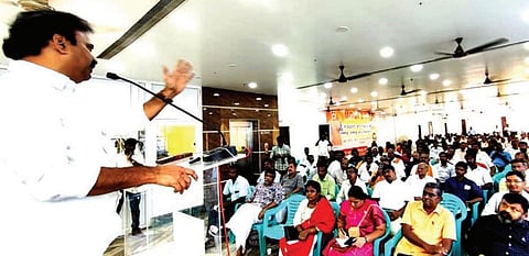 மதுரையில் பாஜக ஊடகப்பிரிவு நிர்வாகிகள் ஆலோசனைக் கூட்டத்தில் பேசிய மாநில பாஜக பொதுச் செயலாளர் ராம சீனிவாசன்.