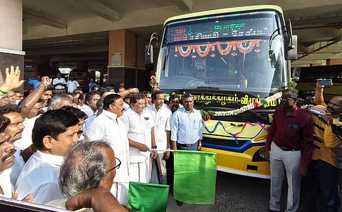 மாதவரம் பேருந்து முனையத்தில் இருந்து தென் மாவட்டங்களுக்கான பேருந்து இயக்கத்தை போக்குவரத்துத்துறை அமைச்சர் சா.சி.சிவசங்கர், மாதவரம் சட்டமன்ற உறுப்பினர் எஸ்.சுதர்சனம் ஆகியோர் நேற்று கொடியசைத்து தொடங்கி வைத்தனர். உடன், விழுப்புரம் அரசு போக்குவரத்துக் கழக மேலாண் இயக்குநர் ராஜ்மோகன், அரசு விரைவுப் போக்குவரத்துக் கழக மேலாண் இயக்குநர் மோகன், போக்குவரத்துக் கழக அலுவலர்கள் மற்றும் பணியாளர்கள் உள்ளிட்டோர்.