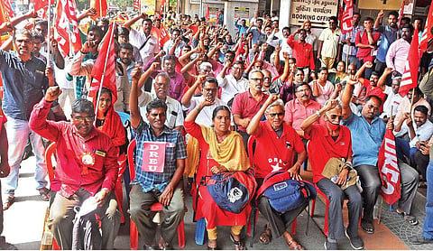 சென்னை சென்ட்ரல் புறநகர் ரயில் நிலையம் அருகே டிஆர்இயு ரயில்வே தொழிற்சங்கம் சார்பில் நேற்று நடைபெற்ற ஆர்ப்பாட்டத்தில் பங்கேற்றவர்கள்.
படம்: ம.பிரபு