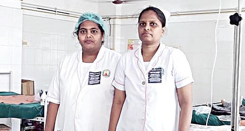 பணிநிரந்தரம் செய்யக்கோரி கோரிக்கை அட்டை அணிந்து சென்னை எழும்பூர் அரசு மகப்பேறு மருத்துவமனையில் பணியாற்றிய எம்ஆர்பி ஒப்பந்த செவிலியர்கள்.