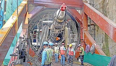சென்னை தியாகராய நகர் பனகல் பூங்காவில் மெட்ரோ ரயில் பணிக்காக ‘பெலிகன்’ என்ற இயந்திரத்தை பயன்படுத்தி, சுரங்கம் தோண்டும் பணி நேற்று தொடங்கியது. இந்த பணியை சென்னை மெட்ரோ ரயில் நிறுவன இயக்குநர் தி.அர்ச்சுனன் தொடங்கி வைத்தார். உடன் மெட்ரோ ரயில் நிறுவனஅதிகாரிகள் உள்ளிட்டோர். படங்கள்; ம.பிரபு