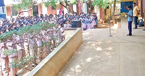 மிகவும் குறுகிய இடத்தில் செயல்படும் வினைதீர்த்த நாடார்பட்டி அரசு மேல்நிலைப் பள்ளி.