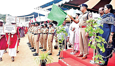 இணை ய உலகில் பெண்கள் பாதுகாப்பு என்ற தலைப்பில் எழும்பூரில் நடைபெற்ற கல்லூரி மாணவிகளின் விழிப்புணர்வு பேரணியை சென்னை காவல் ஆணையர் சந்தீப் ராய் ரத்தோர் தொடங்கி வைத்தார். உடன் கூடுதல் காவல் ஆணையர் பி.கே.செந்தில் குமாரி. மத்திய குற்றப்பிரிவு துணை ஆணையர் ஸ்டாலின் உள்ளனர்.