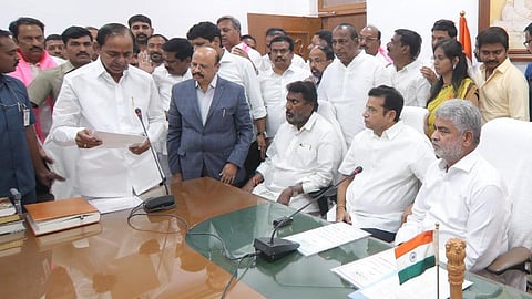 எம்எல்ஏ.வாக பதவியேற்ற பிறகு வெளியே வரும், சந்திர சேகர ராவ்.