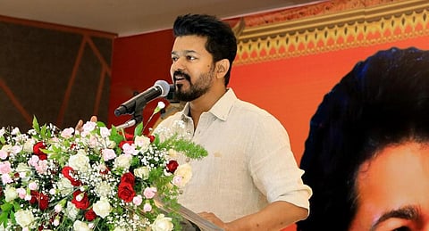 சினிமாவில் இருந்து விலகுகிறார் விஜய்? - கைவசம் உள்ள படங்களுக்குப் பிறகு முழுநேர அரசியல் பணி