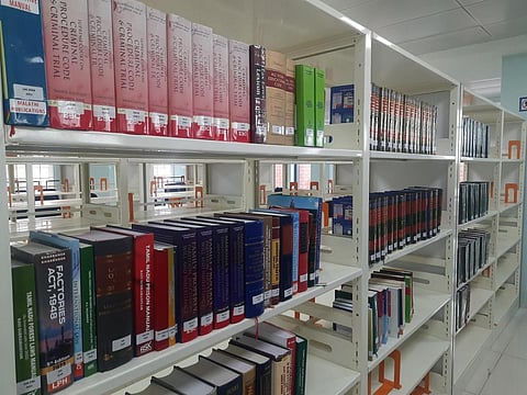 கலைஞர் நூலகத்தில் புதிதாக வாங்கி வைக்கப்பட்டுள்ள சட்டப் புத்தகங்கள்.