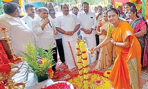 தூத்துக்குடியில் பாஜக மக்களவை தேர்தல் அலுவலகத்தை அக்கட்சியின் மாநில துணைத் தலைவர் சசிகலா புஷ்பா திறந்து வைத்து குத்துவிளக்கேற்றினார்.