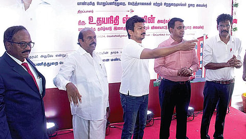 சென்னை மண்டல தலைமைப் பொறியாளர் பொதுப்பணித் துறை அலுவலகக் கட்டிடத்தை சேப்பாக்கத்தில் அமைச்சர் உதயநிதி ஸ்டாலின் நேற்று திறந்துவைத்தார். உடன், அமைச்சர் எ.வ.வேலு, துறை செயலர் பி.சந்திரமோகன் உள்ளிட்டோர்.
| படங்கள்: ம.பிரபு |