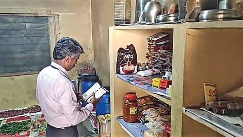 சேலம் அஸ்தம்பட்டி அருகே ஏற்காடு சாலையில் உள்ள பாலிடெக்னிக் கல்லூரி உணவகத்தில் ஆய்வு மேற்கொண்ட உணவு பாதுகாப்புத் துறை அலுவலர்கள் நேற்று ஆய்வு மேற்கொண்டனர்.