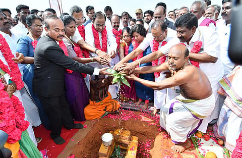 காரைக்குடி கழனிவாசல் பகுதியில் அரசு சட்டக் கல்லூரிக்கான பூமி பூஜையில் முன்னாள் மத்திய அமைச்சர் ப.சிதம்பரம், அமைச்சர்கள் ரகுபதி, கே.ஆர்.பெரியகருப்பன், கார்த்திசிதம்பரம் எம்பி, மாவட்ட ஆட்சியர் ஆஷா அஜித்.