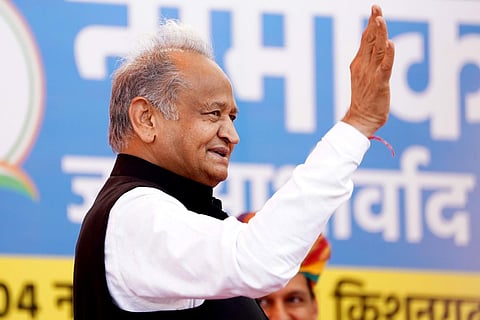 ராஜஸ்தான் முன்னாள் முதல்வர் அசோக் கெலாட்டுக்கு கரோனா, பன்றிக் காய்ச்சல் பாதிப்பு - மருத்துவமனையில் அனுமதி