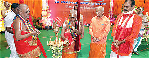 திருமலையில் சனாதன தார்மீக கருத்தரங்கை தேவஸ்தான பெரிய ஜீயர் குத்துவிளக்கேற்றி நேற்று தொடங்கி வைத்தார்.