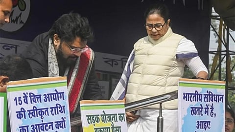 கொல்கத்தாவில் நேற்று போராட்டத்தில் ஈடுபட்ட முதல்வர் மம்தா பானர்ஜி. படம்: பிடிஐ