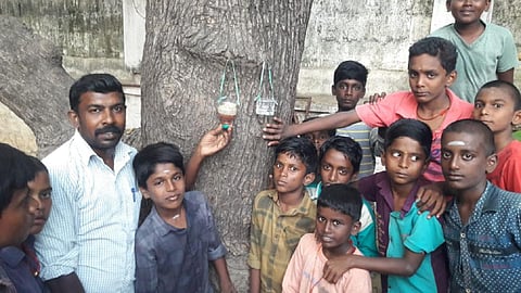 நெகிழி குடுவைகவைகளில் பல்லுயிர்களுக்கு தண்ணீர், தானியம்: விழிப்புணர்வு ஏற்படுத்தும் மதுரை இளைஞர்