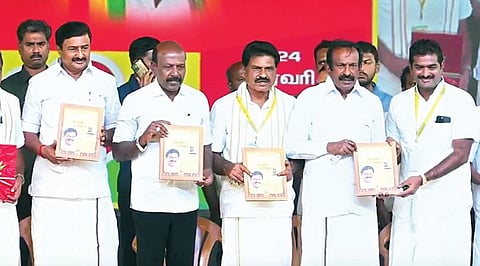 பெருந்துறையில் நேற்று நடைபெற்ற கொமதேக மாநாட்டில் அமைச்சர் சு.முத்துசாமி மாநாட்டு மலரை வெளியிட்டார். உடன், அமைச்சர்கள் மா.சுப்பிரமணியன், மு.பெ.சாமிநாதன், கொமதேக மாநில பொதுச் செயலாளர் ஈ.ஆர்.ஈஸ்வரன் உள்ளிட்டோர்.