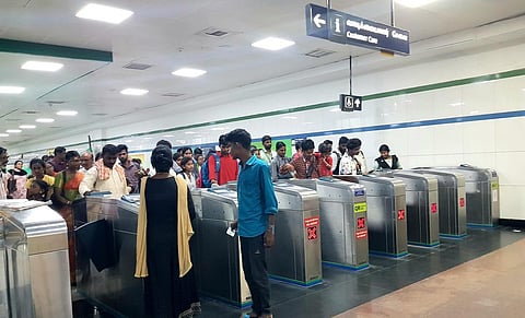கிரெடிட், டெபிட் அட்டைகளை பயன்படுத்தி மெட்ரோ ரயில் டிக்கெட்களை பெறும் வசதி: ஓரிரு மாதங்களில் அறிமுகப்படுத்த திட்டம்