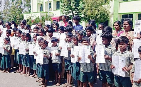 சாதிச் சான்றிதழ் வழங்கக் கோரி, கிருஷ்ணகிரி ஆட்சியர் அலுவலகத்தில் மனு அளிக்க திரளாக வந்த பர்கூர் சட்டப்பேரவை தொகுதிக்கு உட்பட்ட கிராம பகுதியைச் சேர்ந்த பழங்குடியின மாணவர்கள்.படம்:எஸ்.கே.ரமேஷ்
