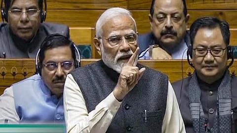 குடியரசுத் தலைவர் உரைக்கு நன்றி தெரிவிக்கும் தீர்மானத்தின் மீதான விவாதத்துக்கு பதில் அளித்து மக்களவையில் நேற்று பேசிய பிரதமர் நரேந்திர மோடி.படம்: பிடிஐ