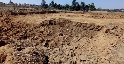 கெலவரப்பள்ளி அணை நீர்த் தேக்க பகுதியில் பட்டப்பகலில் மண் திருட்டு - விவசாயிகள் புகார்