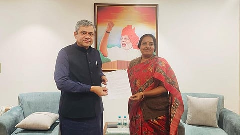 கொங்கு மண்டல ரயில் வசதிகளுக்கு கோரிக்கை: மத்திய அமைச்சரிடம் வானதி சீனிவாசன் மனு