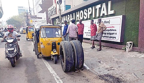 சென்னை வடபழனி 100 அடி சாலையில் சென்ற ஆம்னி பேருந்தின் பின்பக்க டயர் திடீரென கழன்று ஓடி, ஆட்டோ ஒன்றின் மீது வேகமாக மோதியது. இதில் ஆட்டோ நசுங்கியது.