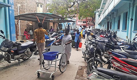 சிகிச்சை அரங்குகளுக்கு செல்லும் வழியில் நிறுத்தப்பட்டுள்ள மருத்துவமனை ஊழியர்களின் வாகனங்கள்.
| படங்கள்: எஸ்.கிருஷ்ணமூர்த்தி |