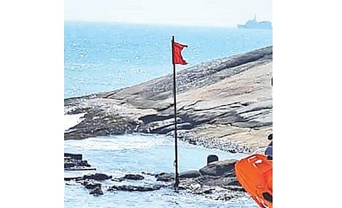குமரி கடலில் போலீஸார் அகற்றிய நிலையில் மீண்டும் ஏற்றப்பட்ட காவிக்கொடி