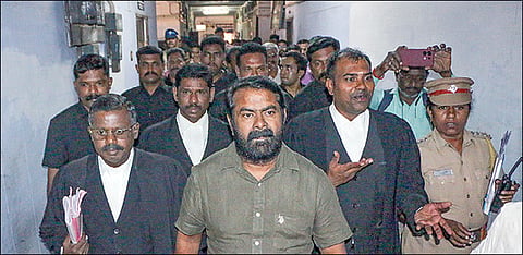 சேலம் ஒருங்கிணைந்த நீதிமன்றத்துக்கு நேற்று வந்த நாம் தமிழர் கட்சியின் தலைமை ஒருங்கிணைப்பாளர் சீமான்.
