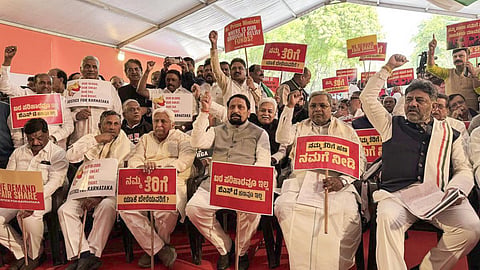 நிதி ஒதுக்கீட்டில் பாரபட்சம் காட்டுவதாக கூறி மத்திய அரசுக்கு எதிராக டெல்லி ஜந்தர் மந்தரில் நேற்று போராட்டத்தில் ஈடுபட்ட கர்நாடக முதல்வர் சித்தராமையா, துணை முதல்வர் டி.கே.சிவகுமார் உள்ளிட்டோர்.