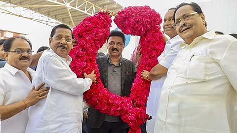 ஸ்பெயினில் இருந்து நாடு திரும்பிய முதல்வர் ஸ்டாலினை சென்னை விமான நிலையத்தில் அமைச்சர்கள் துரைமுருகன், டி.ஆர்.பாலு எம்.பி., திமுக நிர்வாகிகள் ஆர்.எஸ்.பாரதி, பூச்சி முருகன் உள்ளிட்டோர் மாலை அணிவித்து வரவேற்றனர்.