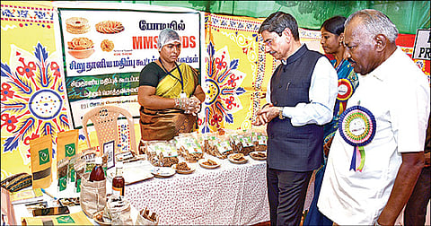 தேனியில் நேற்று வேளாண்மைக் கண்காட்சியை தொடங்கிவைத்து பார்வையிட்ட தமிழக ஆளுநர் ஆர்.என்.ரவி. படம்: நா.தங்கரத்தினம்