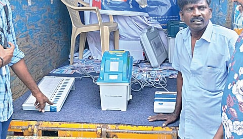 சென்னை மாநகராட்சி சார்பில், கீழ்ப்பாக்கம் டெய்லர்ஸ் சாலையில் விவிபேட் இயந்திரம் குறித்து மக்களுக்கு விழிப்புணர்வு ஏற்படுத்தப்பட்டது.