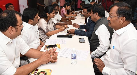 கனிமொழி எம்.பி தலைமையிலான குழுவிடம் மனுக்களை அளித்த தொழில்துறையினர் உள்ளிட்டோர். | படம்: ஜெ.மனோகரன்.