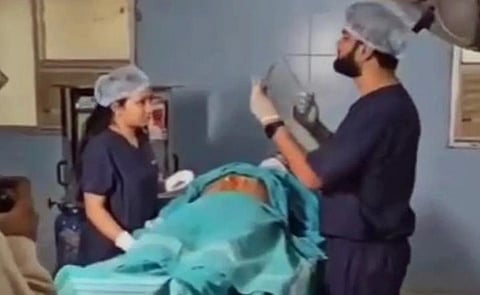 வருங்கால மனைவியுடன் ஆபரேஷன் தியேட்டரில் ஃபோட்டோ ஷூட்: அரசு மருத்துவர் பணி நீக்கம்