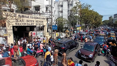 பள்ளிகளுக்கு வெடிகுண்டு மிரட்டல் | பெல்ஜியம் ஐ.பி. முகவரியில் இருந்துவந்த மின்னஞ்சல்: போலீஸார் தீவிர விசாரணை