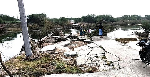 சாத்தூர் அருகே அச்சன்குளம் - இரவார்பட்டி இடையே வைப்பாற்றின் குறுக்கே முற்றிலும் உருக்குலைந்த நிலையில் உள்ள தரைப்பாலம்.