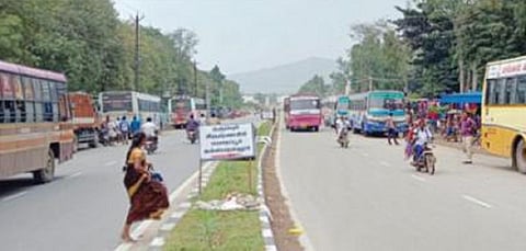 அரூரில் அமைந்துள்ள தற்காலிக பேருந்து நிலையப் பகுதியில் நீண்ட தூரத்துக்கு நிறுத்தப்பட்டிருக்கும் பேருந்துகள்.