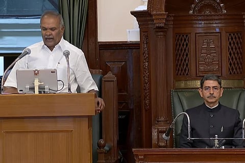 சட்டப்பேரவையில் சபாநாயகர் அப்பாவு, அருகில் ஆளுநர் ஆர்.என்.ரவி.
