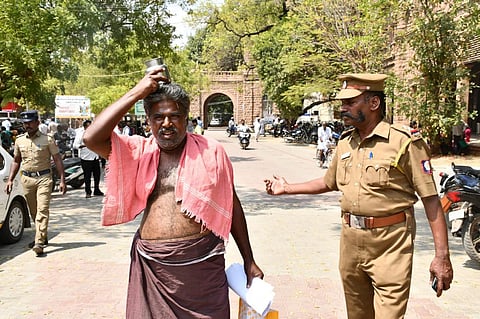 மதுரை ஆட்சியர் அலுவலகத்தில் இன்று சமூக ஆர்வலர் தாண்டிக்குடி கணேஷ்பாபு சட்டையின்றி துண்டு செம்புடன் மனு அளிக்க வந்தவரை போலீஸார் தடுத்து நிறுத்தினர். | படம்: எஸ்.கிருஷ்ணமூர்த்தி.