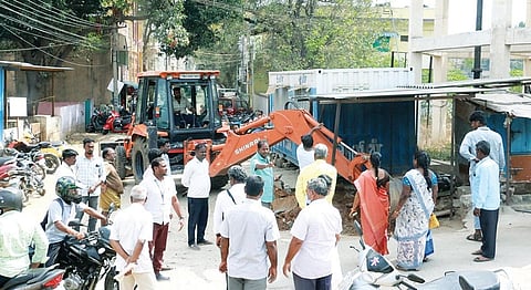வேலூர் வள்ளலார் பகுதியில் இருந்த ஆக்கிரமிப்புகளை மாநகராட்சி அதிகாரிகள் அகற்றினர்.