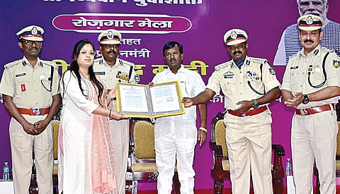ஆவடியில் உள்ள மத்திய ரிசர்வ் காவல் படை மையத்தில் நடைபெற்ற ‘ரோஜ்கார் மேளா’வில், மத்திய அரசு பணிகளில் சேருவதற்கான பணி நியமன ஆணைகளை மத்திய சமூகநீதி மற்றும் அதிகாரமளித்தல் துறை இணையமைச்சர் எ.நாராயணசாமி வழங்கினார்.