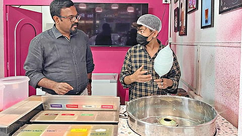 சேலம் 5 ரோட்டில் உள்ள வணிக வளாகத்தில் விற்பனை செய்யப்பட்டு வரும் பஞ்சு மிட்டாய்களில் நிறமிகள் சேர்ப்பு குறித்து மாவட்ட உணவுப் பாதுகாப்பு நியமன அலுவலர் கதிரவன் சோதனை மேற்கொண்டார்.