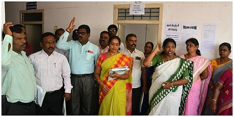 சேலம் பெரியார் பல்கலைக்கழகத்தில் ஆட்சி மன்ற குழு உறுப்பினர் தேர்தல் நடத்துவதற்கு எதிர்ப்பு தெரிவித்து போராட்டத்தில் ஈடுபட்ட அரசு கல்லூரி மற்றும் பல்கலைக்கழக ஆசிரியர் சங்கத்தினர்.