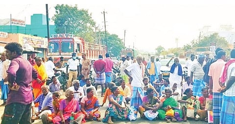 செஞ்சி ஒழுங்குமுறை விற்பனைக்கூடம் முன்பு சாலை மறியலில் ஈடுபட்ட விவசாயிகள்.