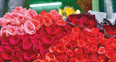 மதுரை மாட்டுத்தாவணி மலர் சந்தையில் விற்பனைக்காக அடுக்கிவைக்கப்பட்டுள்ள ரோஜா மலர்கள். படம்: எஸ்.கிருஷ்ணமூர்த்தி