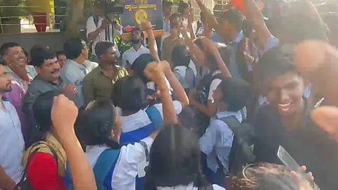 ‘ராமாயணம், மகாபாரதம் நிஜமல்ல’ - கர்நாடகாவில் பாடம் நடத்திய ஆசிரியை பணி நீக்கம்