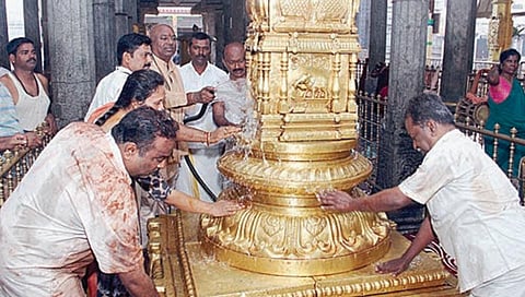 திருச்சானூர் பத்மாவதி தாயார் கோயிலில் நேற்று ஆழ்வார் திருமஞ்சன சேவை நடைபெற்றது. இதனையொட்டி, கோயில் முழுவதும் வாசனை திரவியங்களால் சுத்தம் செய்யப்பட்டது.