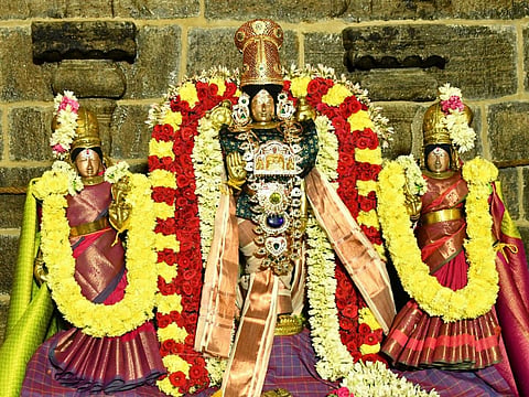 மதுரை கூடலழகர் பெருமாள் கோயிலில் கோவிலில் மாசி மகம் தெப்ப திருவிழா கொடியேற்றம் நடைபெற்றது. சிறப்பு அலங்காரத்தில் வியூக சுந்தரராஜ பெருமாள் ஸ்ரீதேவி பூமாதேவி சமேதமாய் எழுந்தருளினார். | படங்கள்: எஸ்.கிருஷ்ணமூர்த்தி.